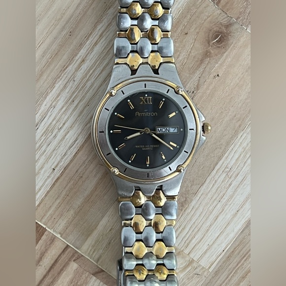 Armitron Men’s Watch Vintage Two Tone Bracelet Black Dial Day Date Window - Picture 3 of 11